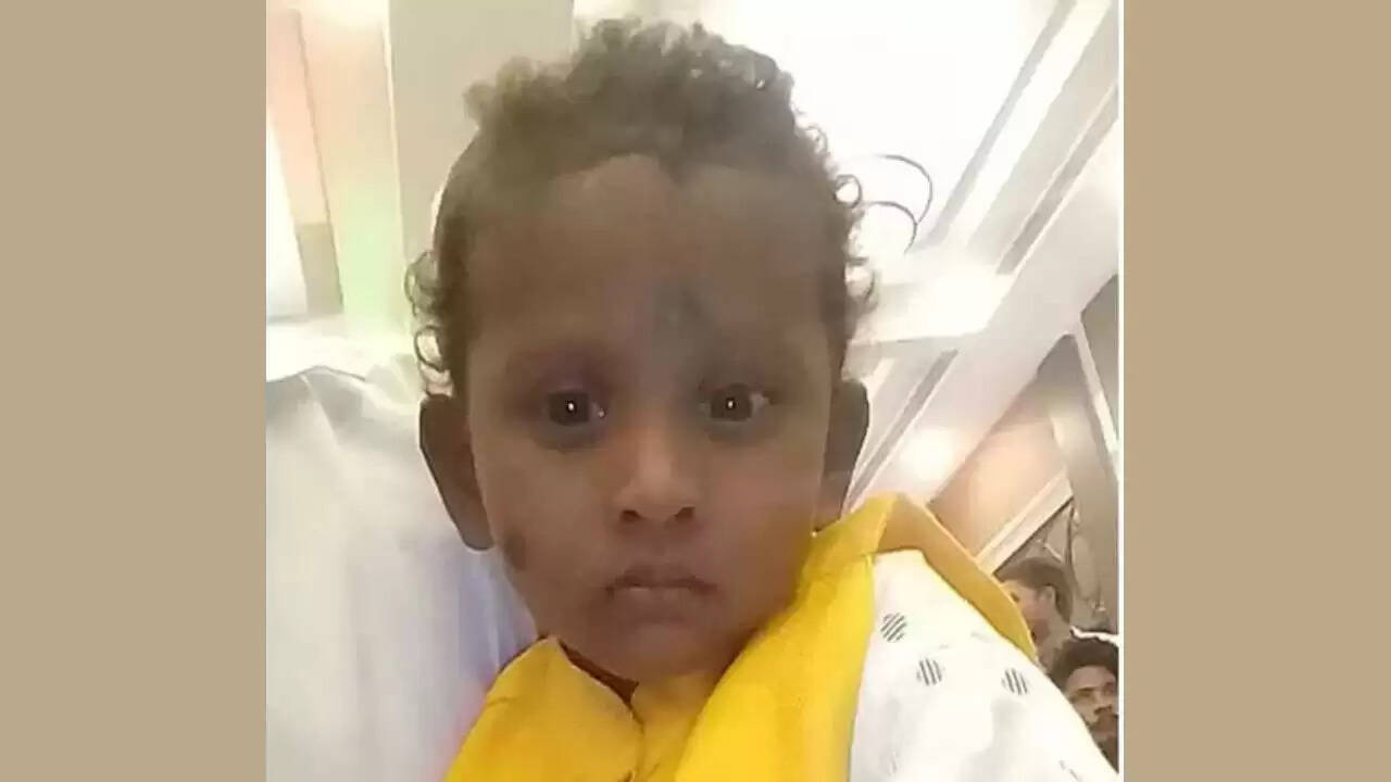 பெற்றோரின் கவனக்குறைவு... கொதிக்கும் ரசம் கொட்டி ஒரு வயது குழந்தை பரிதாப பலி..!!