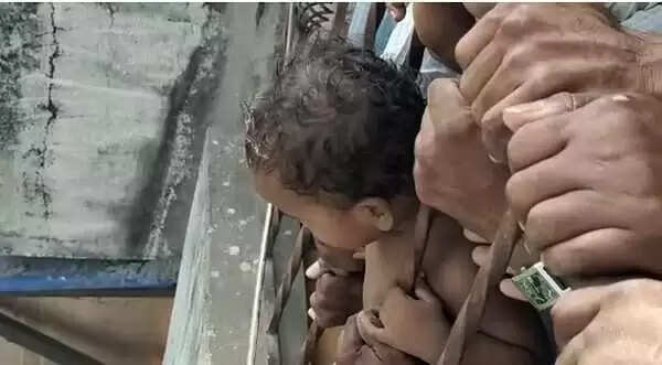 பெற்றோர்களின் கவனக்குறைவால் இரும்பு கேட்டில் சிக்கி கொண்ட பச்சிளம் குழந்தை !!