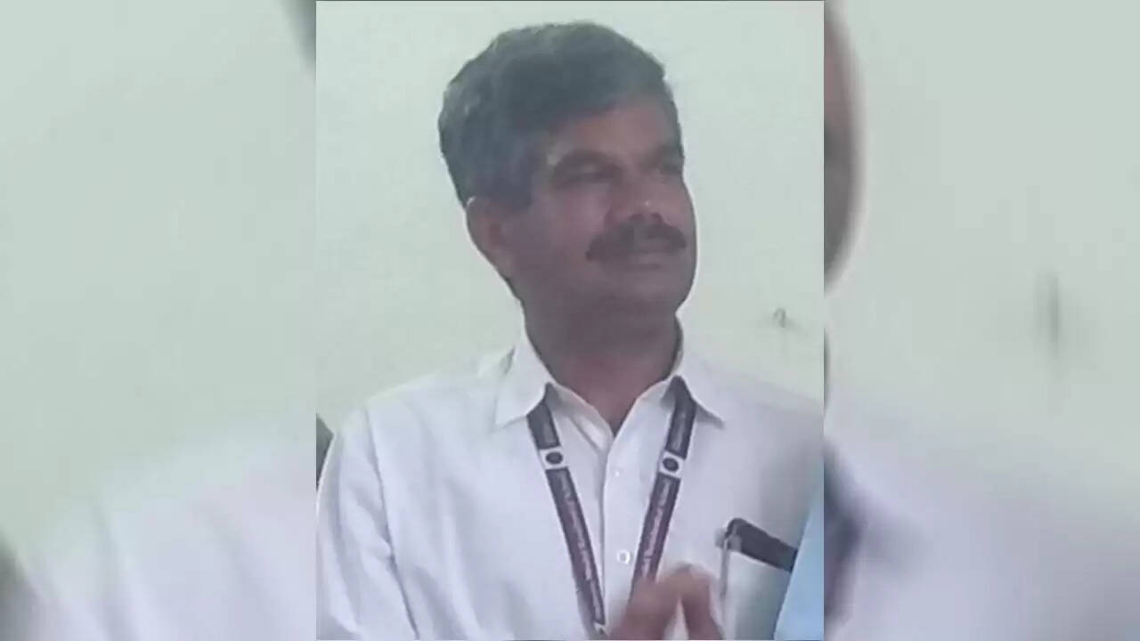 நீ அணிந்திருந்த துப்பட்டா கையால் செய்யப்பட்டதா அல்லது....!! தலைமை ஆசிரியர் பணியிடை நீக்கம்..!