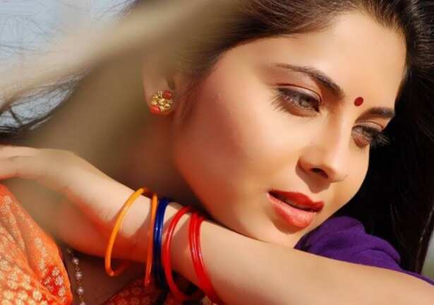 பிரபல நடிகையின் வீட்டிற்குள் கத்தியுடன் புகுந்த நபர்.. அப்பாவுக்கு வெட்டு ! ஊரடங்கில் அதிர்ச்சி !