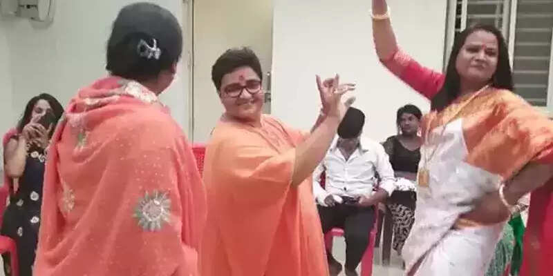 எந்திரிக்கவே முடியாத எம்பிக்கு இது மட்டும் முடியுதா..? : எதிர்க்கட்சியினர் விமர்சனம்..!