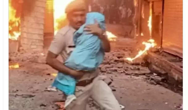 நிஜ ஹீரோவுக்கு சல்யூட் ! தீப்பற்றி எரியும் கட்டிடத்தில் இருந்து குழந்தையை காப்பாற்றிய போலீஸ் !!