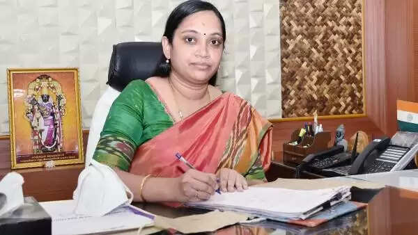 நெகிழ்ச்சி சம்பவம்! ஆய்வின் போது மாணவர்களுக்கு பாடம் நடத்திய ஆட்சியர்!! நெகிழ்ச்சி சம்பவம்! ஆய்வின் போது மாணவர்களுக்கு பாடம் நடத்திய ஆட்சியர்!!