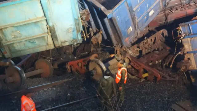 ரயிலின் 16 பெட்டிகள் தடம் புரண்டு பெரும் விபத்து!!