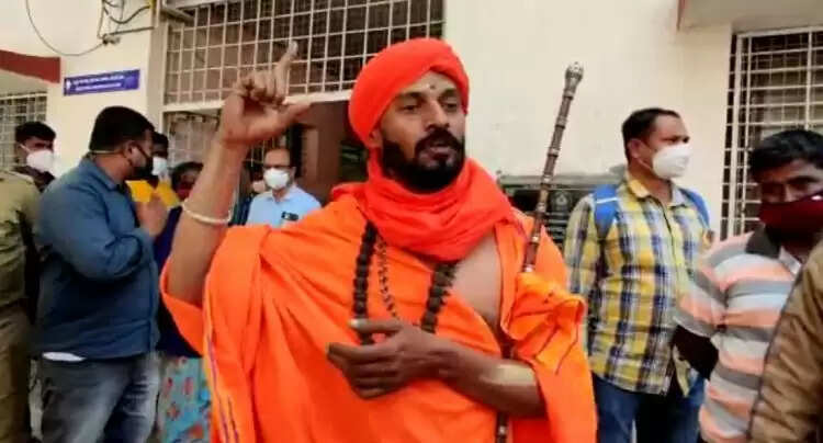 இந்த மசூதியை இடித்து இங்கு ஆஞ்சநேயர் கோவில் கட்ட வேண்டும் - சர்ச்சைக்குரிய வீடியோ பதிவு செய்த சாமியார் !!
