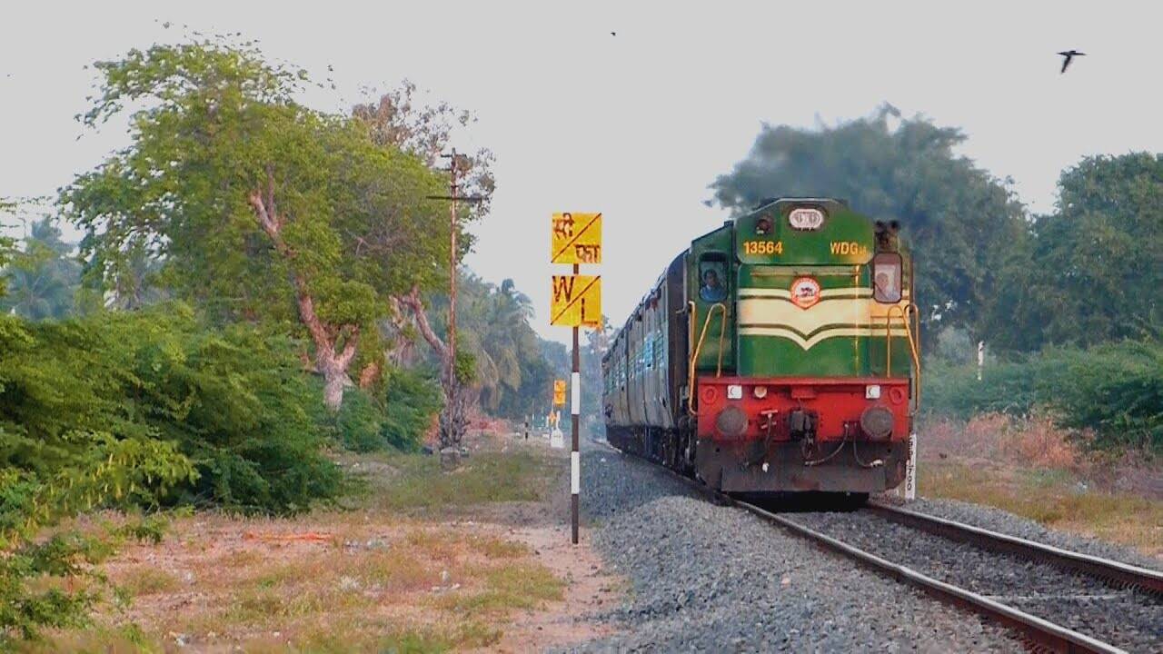 பரபரப்பு! ரயிலை யாரோ கடத்துவதாக கதறிய பயணிகள்!!