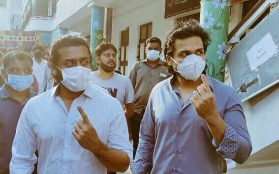 சினிமா பிரபலங்களின் வாக்கு பதிவு புகைப்படங்கள் !!