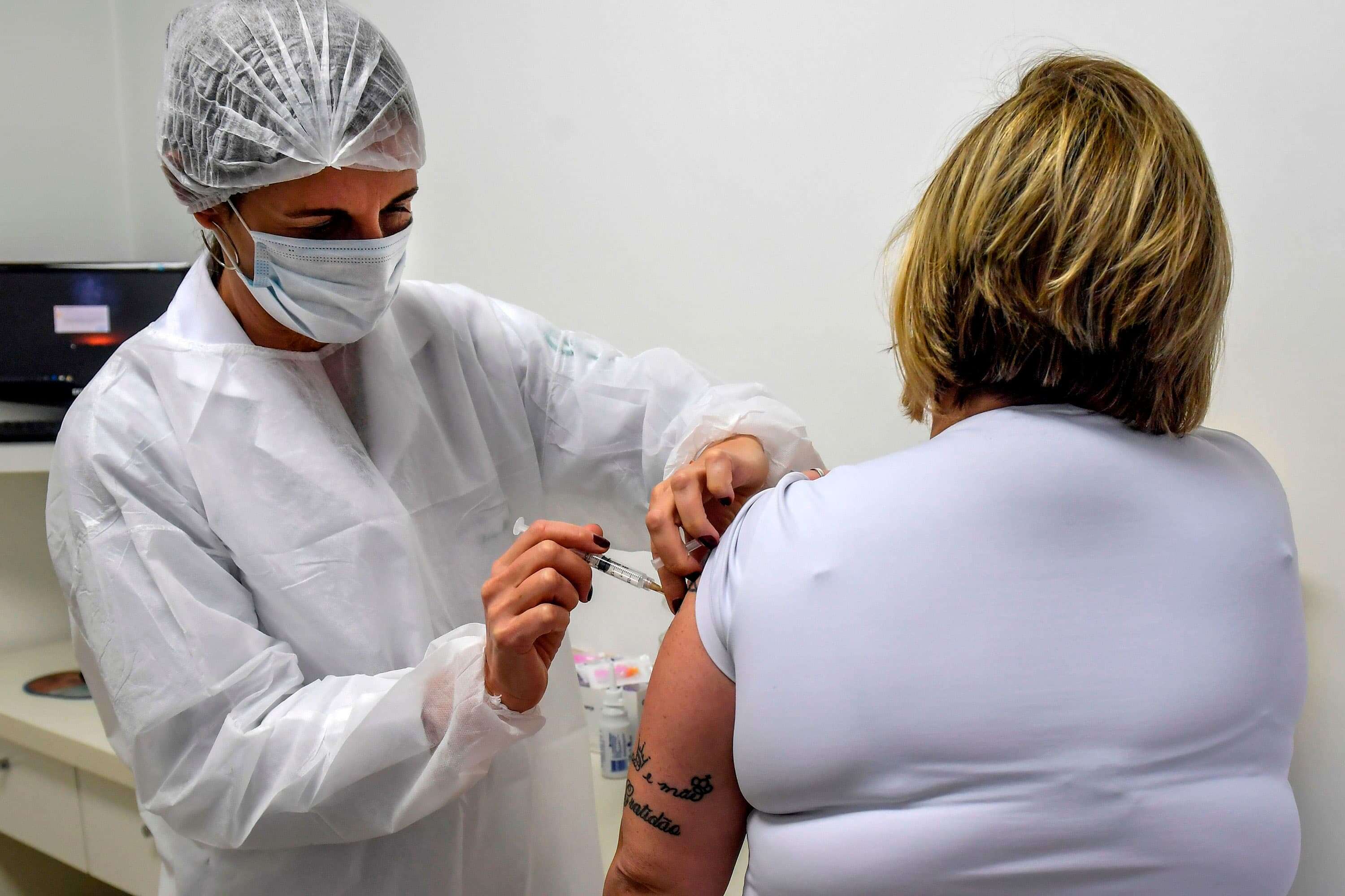 இங்கிலாந்தில் பொதுமக்களுக்கு தடுப்பூசி செலுத்த அனுமதி! இங்கிலாந்தில் பொதுமக்களுக்கு தடுப்பூசி செலுத்த அனுமதி!