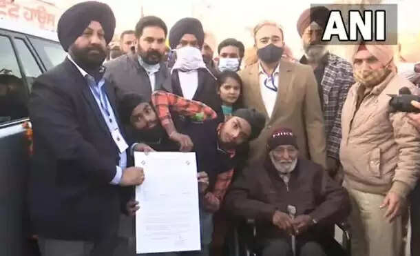 ஒரு உடலில் இரண்டு வாக்குகள்- வாக்களித்த ஒட்டிப்பிறந்த இரட்டையர் !!