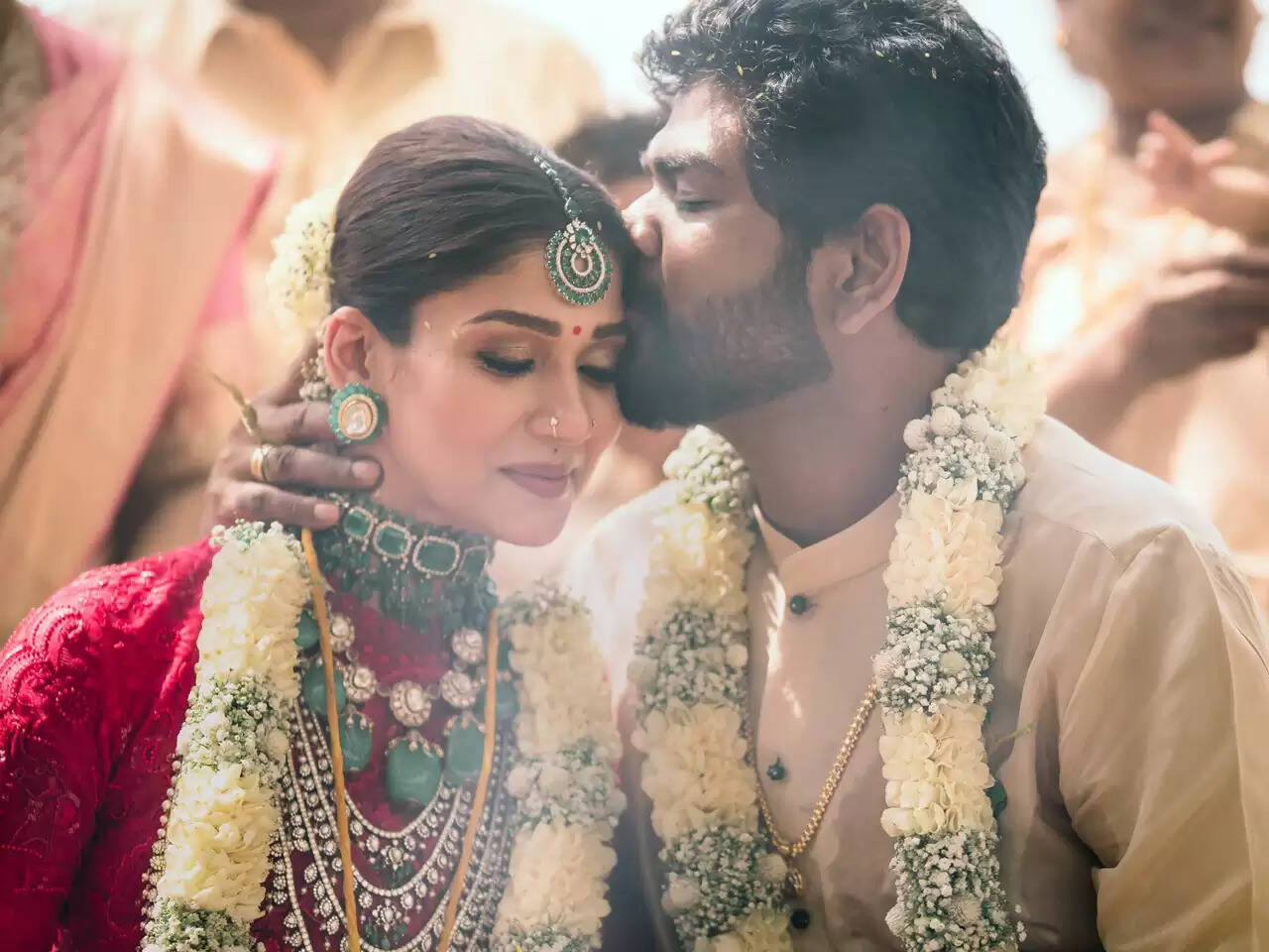 லேடி சூப்பர்ஸ்டார் நயன்தாரா - விக்னேஷ் சிவன் கல்யாண ஆல்பம் வெளியானது..!! லேடி சூப்பர்ஸ்டார் நயன்தாரா - விக்னேஷ் சிவன் கல்யாண ஆல்பம் வெளியானது..!!