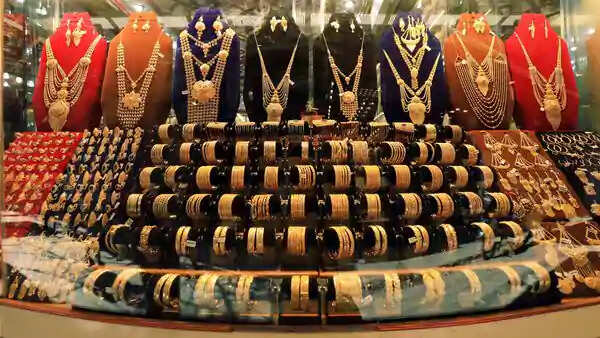 புத்தாண்டில் மக்களுக்கு ஷாக் கொடுத்த தங்கம் விலை..!! ஒரு கிராம் ரூ.5,005-க்கு விற்பனை புத்தாண்டில் மக்களுக்கு ஷாக் கொடுத்த தங்கம் விலை..!! ஒரு கிராம் ரூ.5,005-க்கு விற்பனை