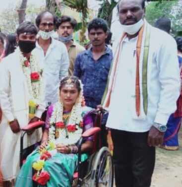 இதுதான் சார் காதல்.. தடைகளை தாண்டி கால்கள் செயலிழந்த காதலியை கரம்பிடித்த இளைஞர் !