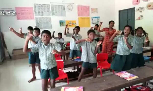 நடனமாடி பாடம் நடத்தும் அரசுப் பள்ளி ஆசிரியை.. எதற்காக தெரியுமா..?