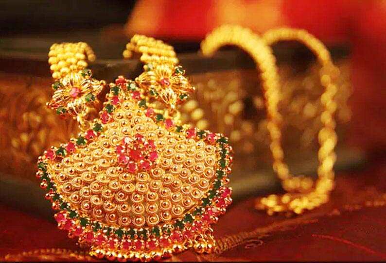 இல்லத்தரசிகளுக்கு குட் நியூஸ்!! அதிரடியாக குறைந்த தங்கம் விலை!