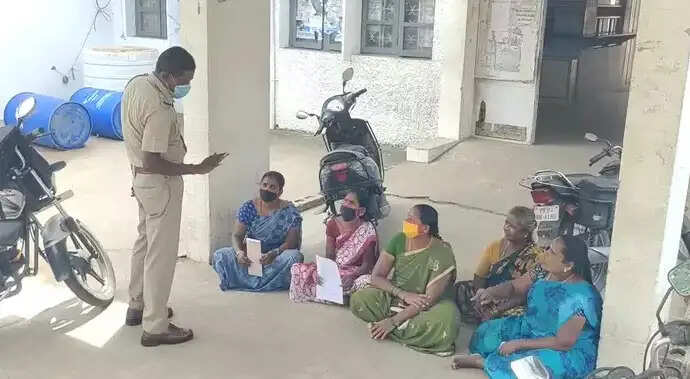 ஆபாசமாக திட்டிய ஆய்வாளர்: வேதனையில் பெண்கள்.. மாவட்ட ஆட்சியரிடம் புகார் !!