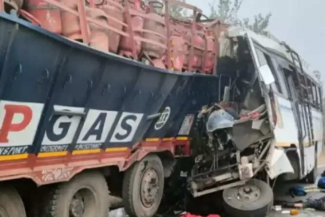 கோர விபத்து.. பேருந்து- லாரி நேருக்கு நேர் மோதி 17 பேர் உயிரிழப்பு !