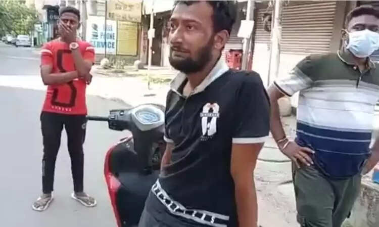 காவலரை தாக்கி செல்போனை உடைத்த மாநகராட்சி உதவி பொறியாளரின் வீடியோ வைரல்..!!