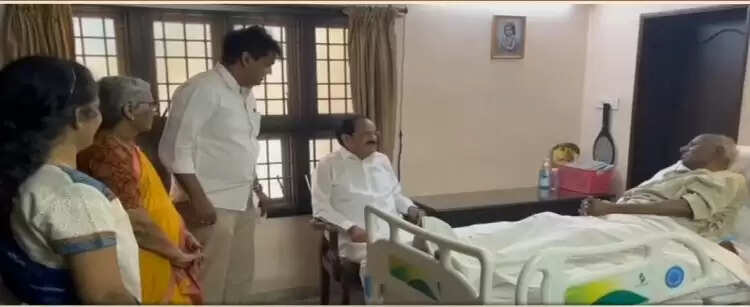 முன்னாள் திமுக அமைச்சரை நேரில் சந்தித்து குடியரசு துணை தலைவர்..!!