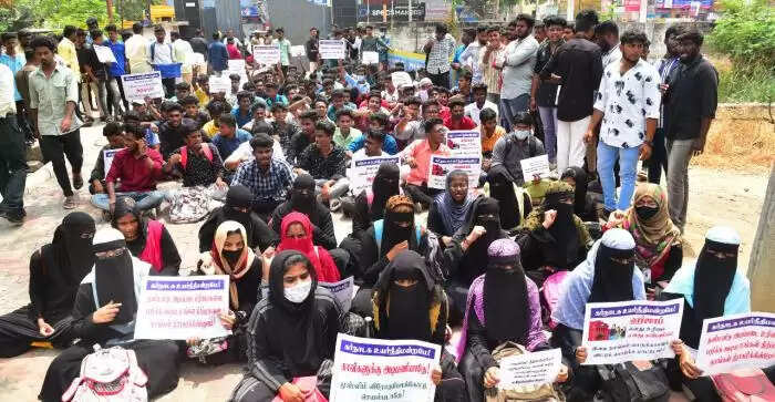 கல்லூரியில் முஸ்லிம் பெண்களுக்கு எதிராக அரசு செயல்படுகிறது..!! மதுரையில் கல்லூரி மாணவர்கள் ஆர்ப்பாட்டம்..!