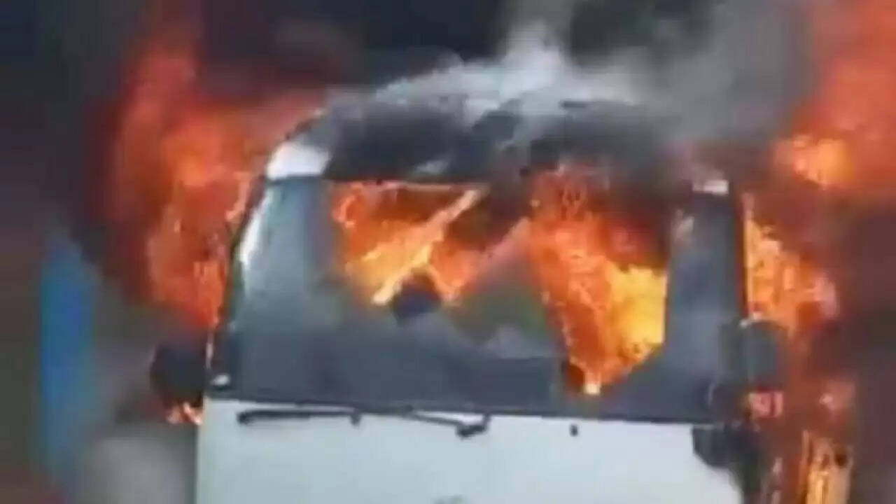 பெரும் சோகம்.. கால்பந்து வீரர்கள் மீது குண்டு வீச்சு.. 4 வீரர்கள் உயிரிழந்த அதிர்ச்சி !! பெரும் சோகம்.. கால்பந்து வீரர்கள் மீது குண்டு வீச்சு.. 4 வீரர்கள் உயிரிழந்த அதிர்ச்சி !!