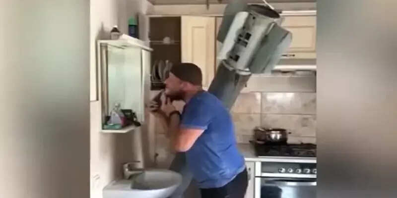 வீட்டை துளைத்த ஏவுகணைக்கு அருகில் நின்று ஹாயாக ‘ஷேவ்’ செய்த இளைஞர்!!