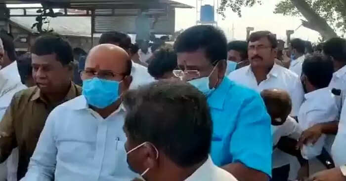பொள்ளாச்சி ஜெயராமனை நோக்கி செருப்பு வீச்சு.. மோதலால் பரபரப்பு !
