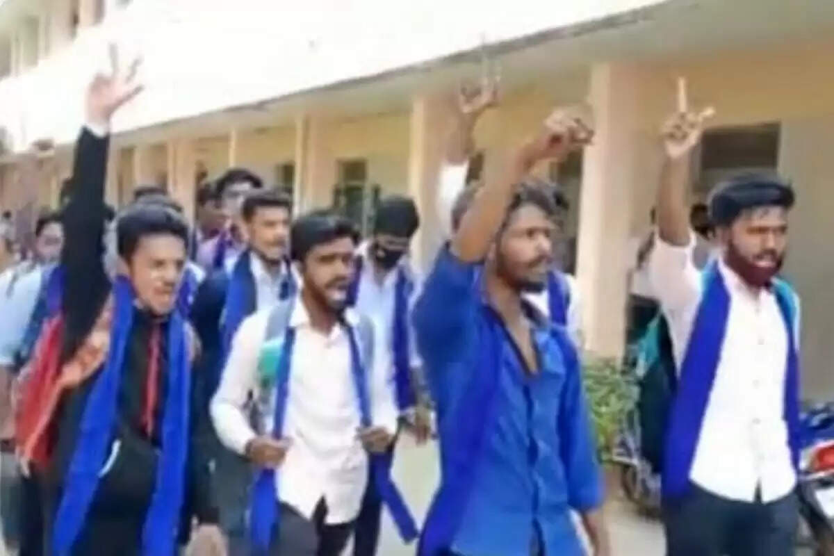காவித்துண்டுக்கு எதிராக நீலத்துண்டு அணிந்த மாணவர்கள்!! காவித்துண்டுக்கு எதிராக நீலத்துண்டு அணிந்த மாணவர்கள்!!