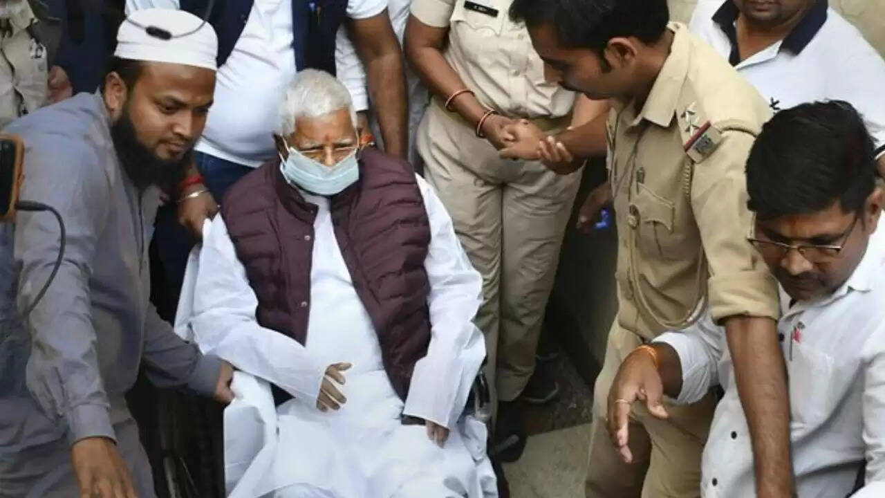 உடல்நிலை மேலும் பாதிப்பு; டெல்லிக்கு மாற்றப்பட்டார் லாலு பிரசாத் யாதவ்!