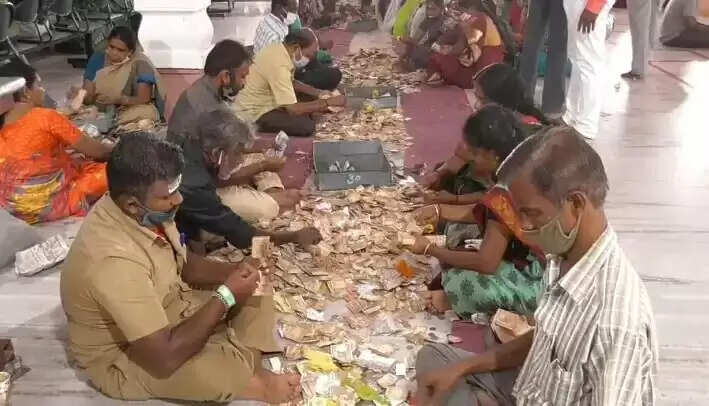 பழனி கோவிலில் பரபரப்பு.. காணிக்கையில் கைவரிசை காட்டிய பெண் கைது..!