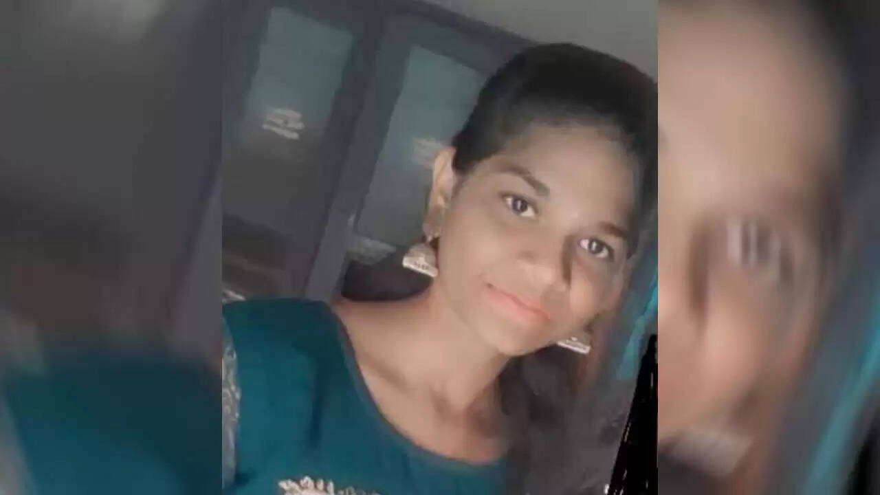 வகுப்பறையின் வெளியே நிற்க வைத்து அவமானப்படுத்தியதால் கல்லூரி மாணவி தூக்கிட்டு தற்கொலை..!!