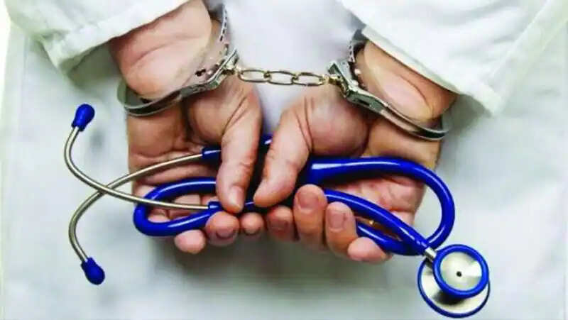 10ஆம் வகுப்பு படித்துவிட்டு 15 ஆண்டுகளாக மருத்துவம் பார்த்து வந்த போலி டாக்டர்!!