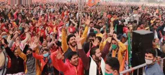 ஒரு பக்கம் இரவுநேர ஊரடங்கு.. பகலில் கட்சிக்கூட்டம்.. பாஜகவை வெளுத்து வாங்கிய சொந்த கட்சி எம்.பி !!