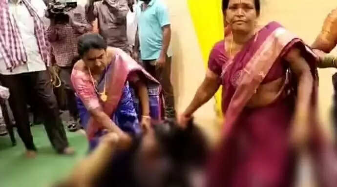 காதலனின் திருமணத்தில் காதலிக்கு அடி, உதை!!