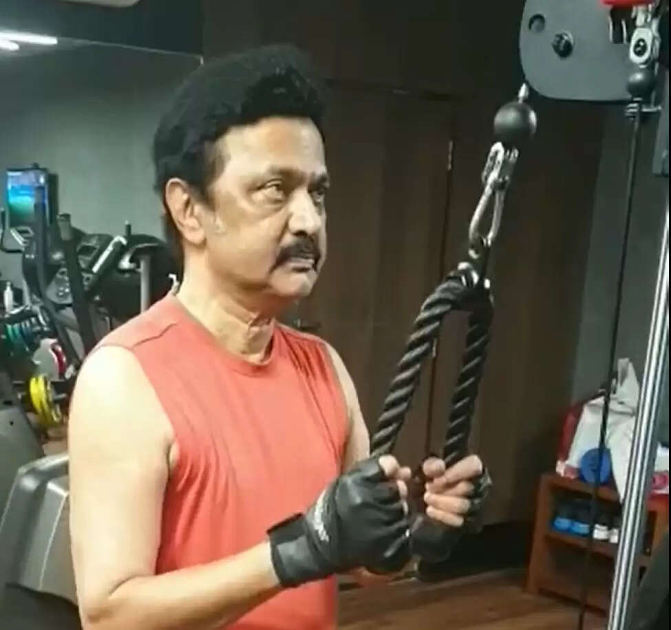 செம்ம ஃபிட்டா ஜம்முன்னு ஜிம்மில் நம்ம சி.எம்.! வைரல் வீடியோ!!