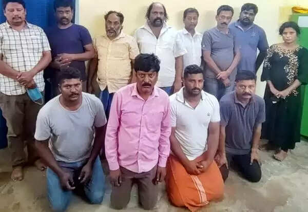திரைப்பட பாணியில் ரெய்டு.. 117 சவரன் நகை, ரூ.2.50 லட்சம் கொள்ளை.. பெண் உட்பட 12 பேர் கைது..!
