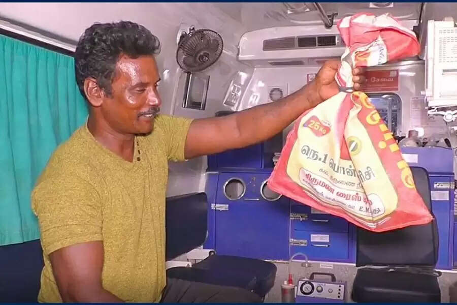 தன்னை கடித்த பாம்புடன் ஆம்புலன்ஸில் சென்ற பாம்புபிடி வீரர்!!