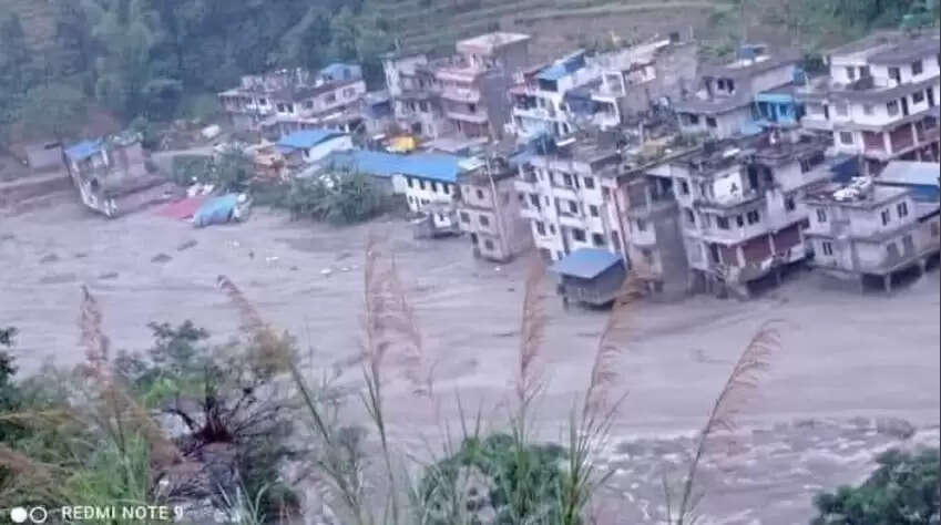 தொடர் மழையால் ஆற்றில் திடீர் வெள்ளம்.. பலர் மாயம் ! அதிர்ச்சி தரும் வீடியோக்கள் !