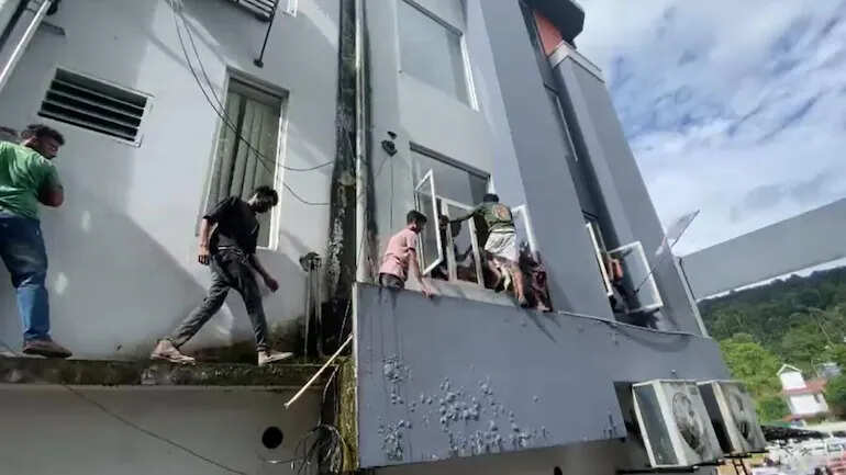 பரபரப்பு! ராகுல் காந்தி அலுவலகம் சூறை!!