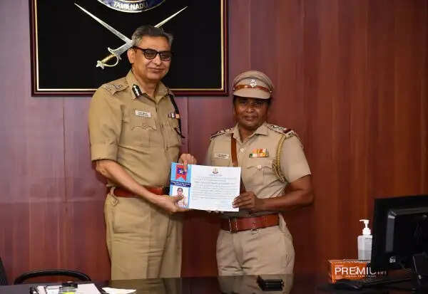 நட்சத்திர காவலர் விருது.. இன்ஸ்பெக்டர் ராஜேஸ்வரிக்கு வழங்கினார் கமிஷனர்..!