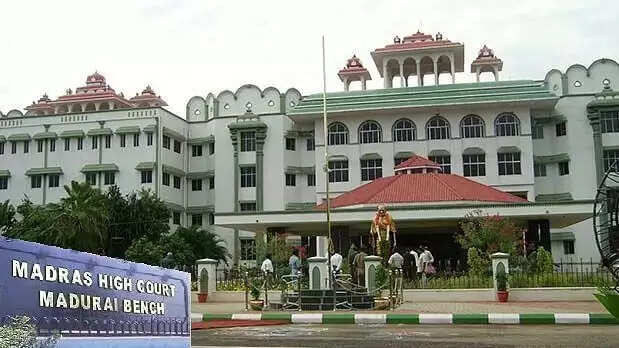 மனைவியின் கள்ளக் காதலனால் என் உயிருக்கு ஆபத்து.. தேனி தொழிலதிபர் ஐகோர்ட் கிளையில் மனு..!