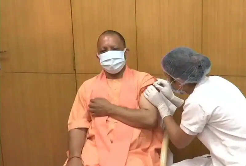 அதிர்ச்சி! உ.பி முதல்வருக்கு கொரோனா ! முதல் டோஸ் தடுப்பூசி எடுத்துக்கொண்டவர்