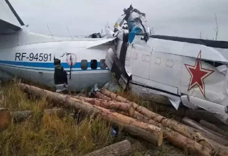 பெரும் பரபரப்பு.. வானில் விமானம் விபத்தில் சிக்கி 16 பேர் பலி !