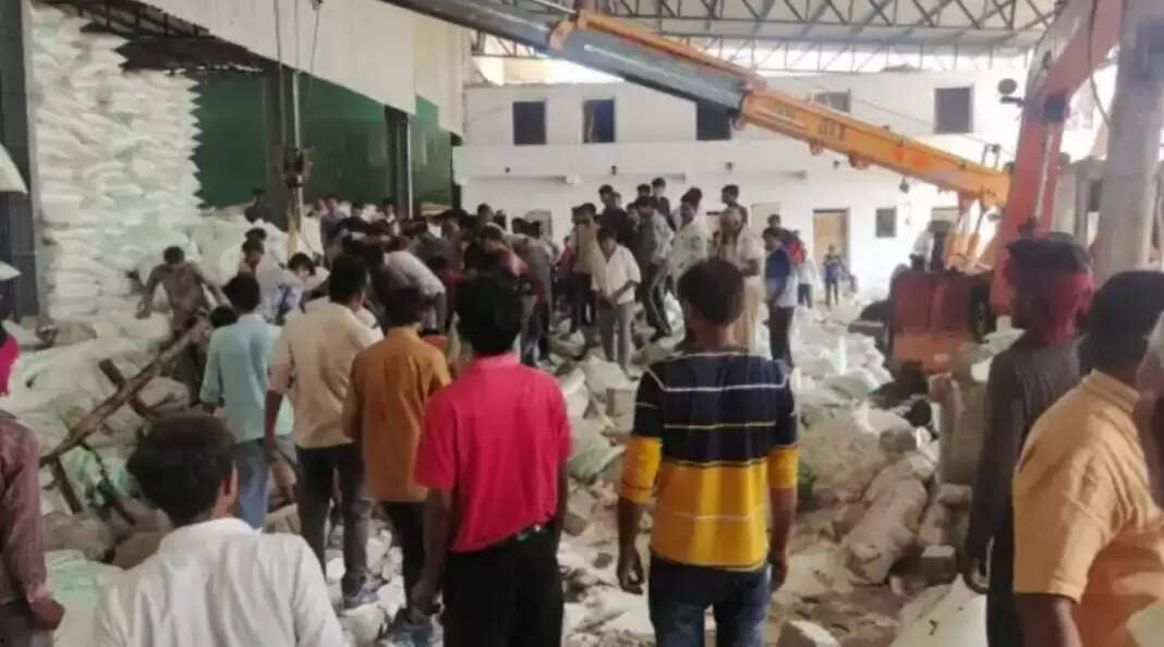 அதிர்ச்சி! சுவர் இடிந்து விழுந்து 12 பேர் உயிரிழப்பு!!
