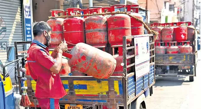 குறைந்தது சிலிண்டர் விலை.. பயனாளர்கள் நிம்மதி..!