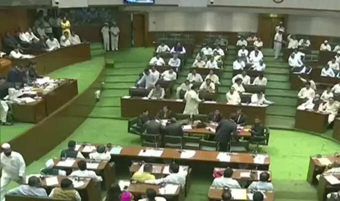 12 பாஜக எம்எல்ஏக்கள் ஓராண்டுக்கு சஸ்பெண்ட்... சபாநாயகர் அதிரடி உத்தரவு !