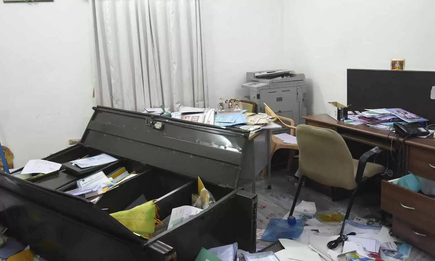 அதிமுக அலுவலக சீல் அகற்றம்.. உள்ளே சென்றவர்களுக்கு அதிர்ச்சி..!