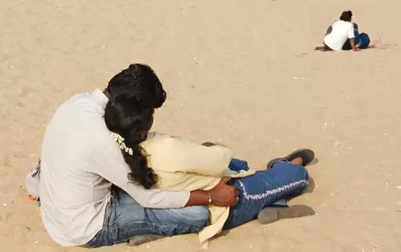மெரினா கடற்கரையில் அத்துமீறிய காதல் ஜோடி.. மண்டையை உடைத்த கும்பல் !! மெரினா கடற்கரையில் அத்துமீறிய காதல் ஜோடி.. மண்டையை உடைத்த கும்பல் !!