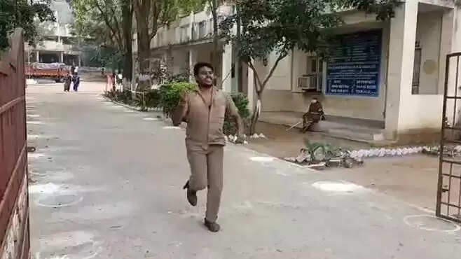 பேருந்தை 10 நிமிடம் ஓரமாக நிறுத்திவிட்டு வாக்களித்த ஓட்டுநர்!!