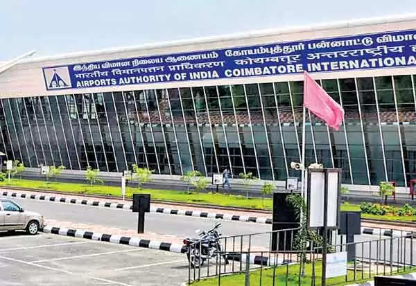 விமான நிலையத்தில் சூப்பர் ஏற்பாடு.. தமிழக பயணிகளுக்கு உதவ களமிறங்கிய ரோபோக்கள் !!