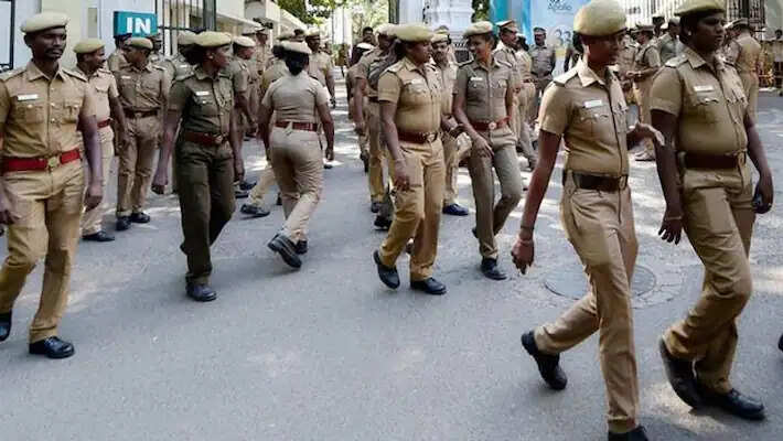 பணி நேரத்தில் காவல்துறையினர் இதை பயன்படுத்த கூடாது - அதிரடி உத்தரவு..!! பணி நேரத்தில் காவல்துறையினர் இதை பயன்படுத்த கூடாது - அதிரடி உத்தரவு..!!